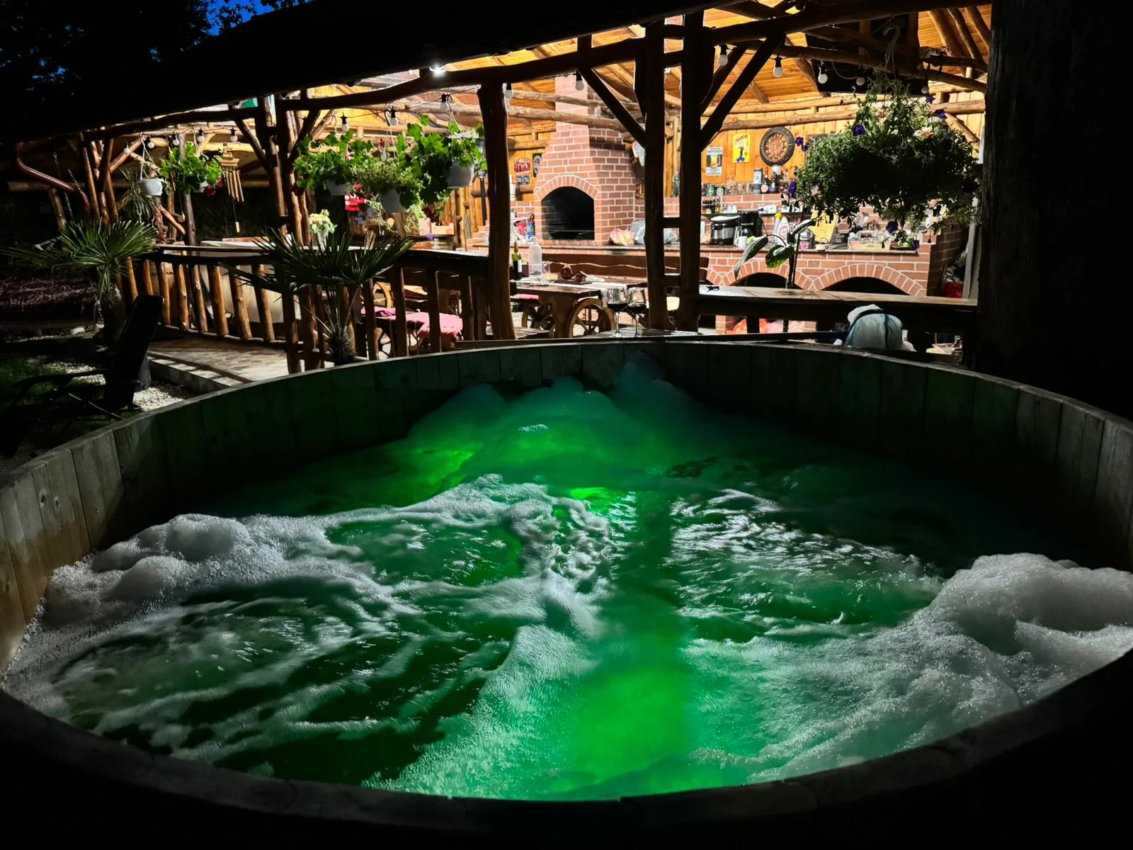 Ciubar cu jacuzzi sub cerul liber, Refugiul Rustic, Arad