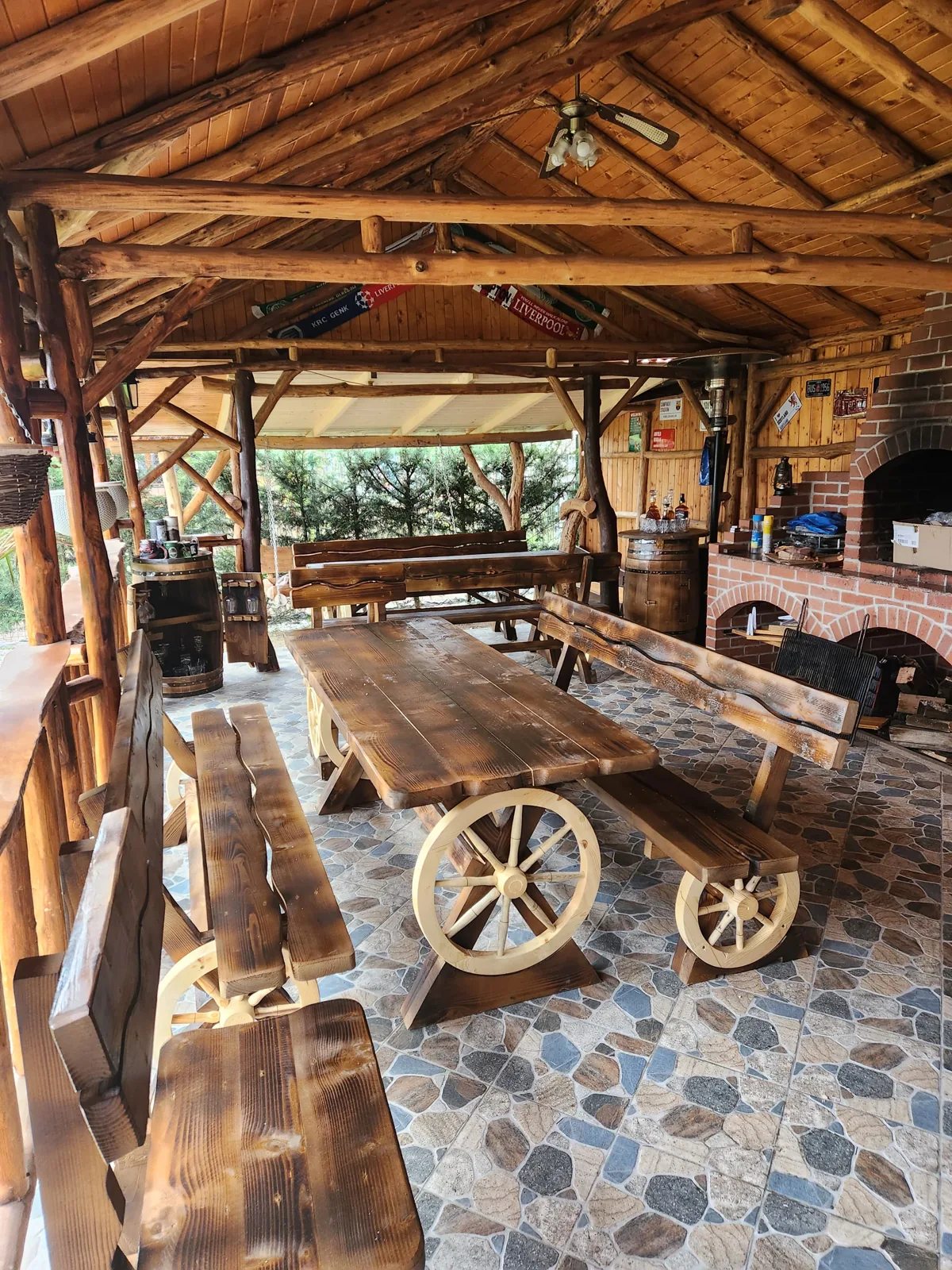 Cabana rustică de lemn pe Insula Mureș, lângă apă