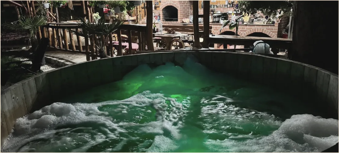 Ciubăr de lemn cu jacuzzi și apă caldă, sub cerul liber