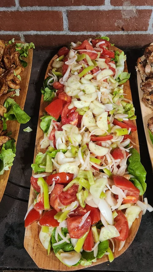 Salată rustică cu roșii, castraveți și mozzarella